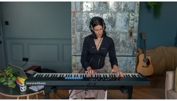 LAUNCHKEY 88 MK4: Νέο MIDI controller µε εκφραστικό παίξιµο και πλήρη έλεγχο DAW